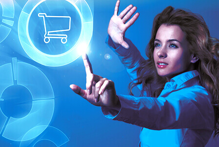 RollUp-MagicSchaufenster-DRUCK1 Frau die eine Shopping App antippt für gestengesteuertes, interaktives Marketing